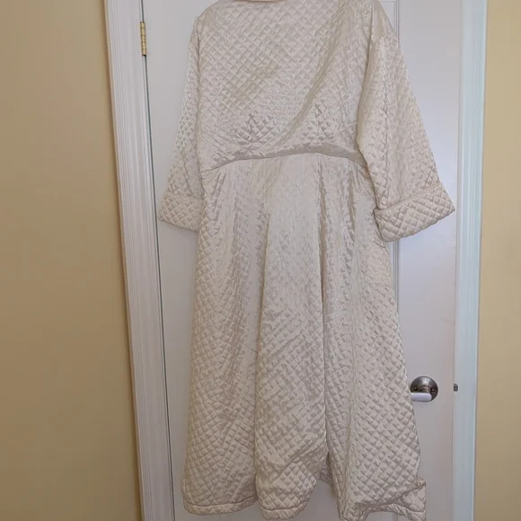 Elegant Cream Quilted Robe - Picture 10 of 10